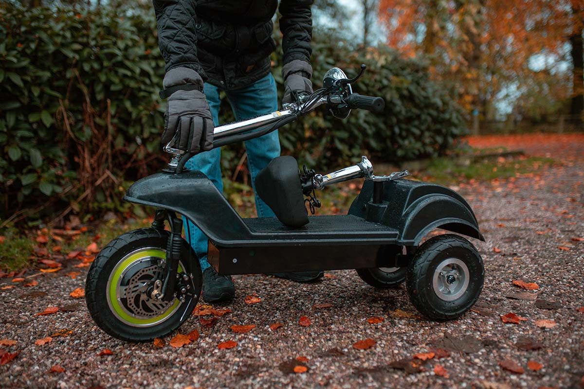 Elluro Folding 3 Wheel Mobility Scooter – Lightweight Portable Travel Scooter
